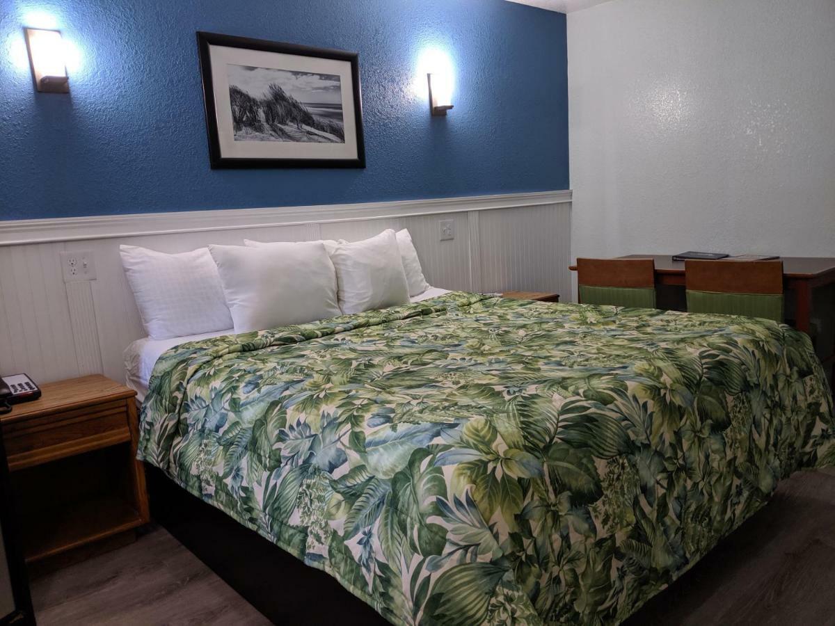 Colonial Motel